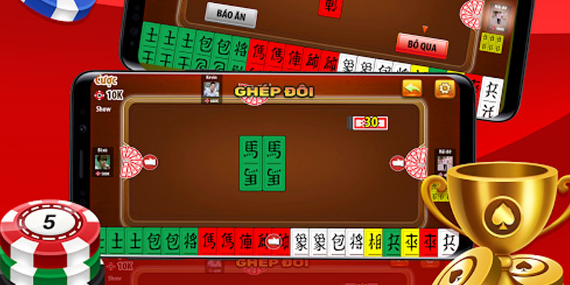 Người chơi phân tích bộ bài và lên chiến thuật trong màn hình tứ sắc Rikvip.